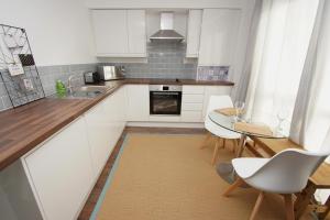 Apartment 3 Broadhurst Court sleeps 4 minutes from town centre & train