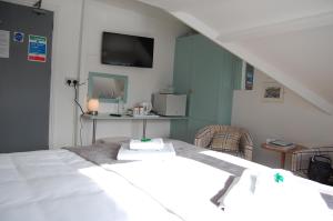 King Double with Partial Sea View room in Tregenna Guest House