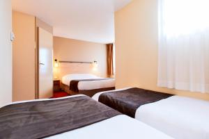 Hotels Kyriad Beauvais Sud : Chambre Quadruple avec 1 Lit Double et 2 Lits Simples