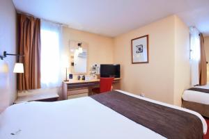 Triple Room (1 Double Bed + 1 Single Bed) room in Kyriad Beauvais Sud