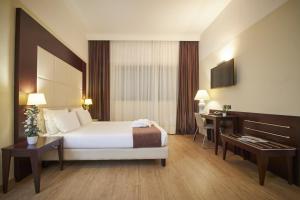 Classic Triple Room room in iH Hotels Milano Watt 13