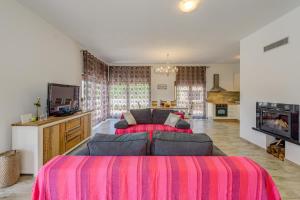 Villa Longfield-private heated pool, sauna, air-conditioned