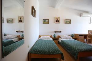 Apartment and rooms Roko