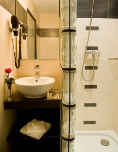 Hotels Hotel Carre Vieux Port : Chambre Confort avec Grand Lit