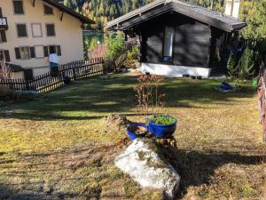 Chalet au Paradis with great views, hot tub, sauna & garden