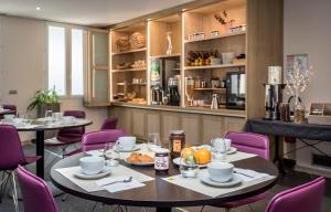 Logis Hôtel Restaurant Les 2 Rives - A75, en bordure de rivière