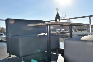 Cozy floating boatlodge "Het Vrijthof"