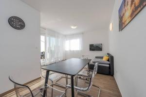 Dario 2. modern & luxury apartment with a pool