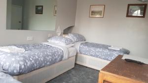 Triple Room with Shared Bathroom room in Oakley Hotel