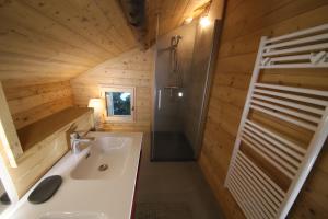 Chalets Sous les Ecotagnes : photos des chambres