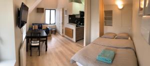 Jouy La longère, proche Hec, Versailles, parking privé gratuit