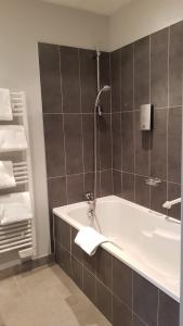 Hotels Logis Hotel des Deux Forts : Chambre Double avec Salle de Bains Privative