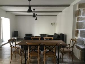 Maisons de vacances Maison de bourg avec cour privee : photos des chambres