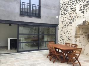 Maisons de vacances Maison de bourg avec cour privee : Maison 4 Chambres