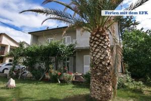 Centrally located apartment for 16