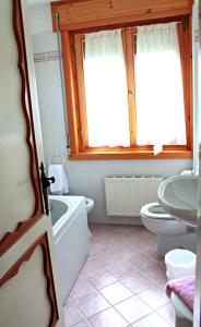 Familienzimmer, angrenzend oder mit Verbindungstür (2 Erwachsene und 2 Kinder)
