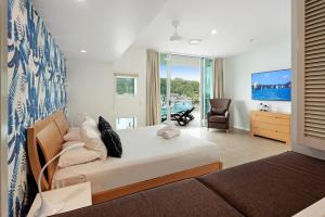 Pavillion 3 Absolute Waterfront 4 Bedroom 2 Lounge Room and Golf Buggy