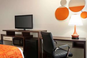 King Room- Non-Smoking room in Howard Johnson by Wyndham Appleton