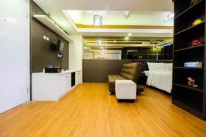 Spacious Studio Room at Green Pramuka Apartment By Travelio