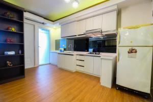 Spacious Studio Room at Green Pramuka Apartment By Travelio