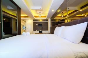 Spacious Studio Room at Green Pramuka Apartment By Travelio