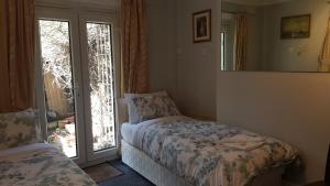 Twin Room with Shared Bathroom room in Oakley Hotel