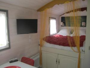 B&B / Chambres d'hotes MAS MAURANE-Roulotte avec SPA prive : photos des chambres