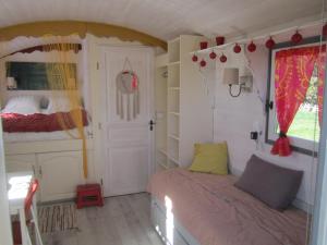 B&B / Chambres d'hotes MAS MAURANE-Roulotte avec SPA prive : photos des chambres