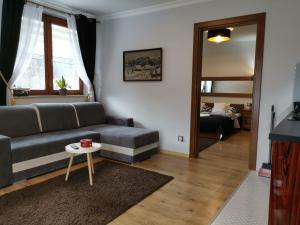 Jama Niedźwiedzia z widokiem na Giewont