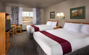 Coast Two Queens with City View room in Coast Hilltop Inn