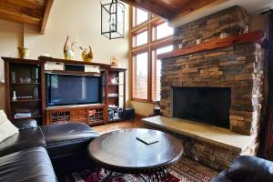 Blue Mountain-Luxurious BlueSki George Chalet, Hot Tub, Pool, Gas Fireplace