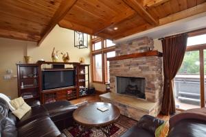 Blue Mountain-Luxurious BlueSki George Chalet, Hot Tub, Pool, Gas Fireplace