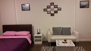 Baan Thew Lom Cha-am by Natcharee