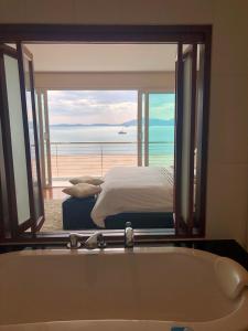 D-Lux 4 bed beachfront apartment with sea view