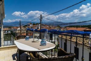 ''EPAVLIS boutique GALAXIDI'' Parnassos Greece