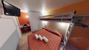 Hotels Premiere Classe Cambrai Proville : Chambre Triple (1 Lit Double et 1 Lit Simple)