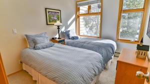 River Glen Streamside Condo: Stroll To Main St, Shuttle Stop