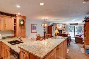 Atrium Bluebird Condo: Great Downtown Breck Location