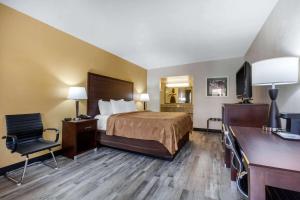 King Room - Non-Smoking room in Quality Inn & Suites near Downtown Mesa