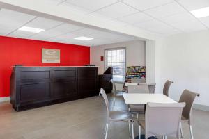 Econo Lodge Airport - RJ Stadium