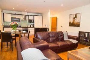 City 3 Bedroom Ensuited apartment with parking - Dolphinʼs Barn