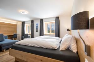 Deluxe Double Room with Extra Bed room in Hotel Grimsel Passhöhe