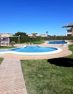 Fabulous detached large villa 5 bedrooms 3 bathrooms backing onto Villamartin Golf Course - Вільямартін