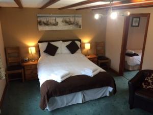 Crown House & Lodges B&B