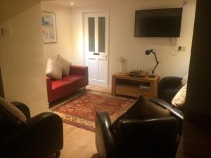 Crown House & Lodges B&B