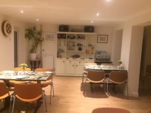 Crown House & Lodges B&B