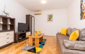 Apartment Pavla with pool