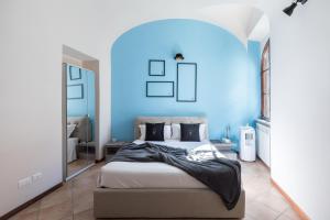 A World Aparts - 40 Sforza