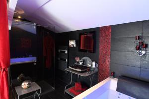 B&B / Chambres d'hotes Une Parenthese pour Deux : Studio avec Baignoire Spa