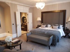 Junior Suite room in One Warwick Park Hotel